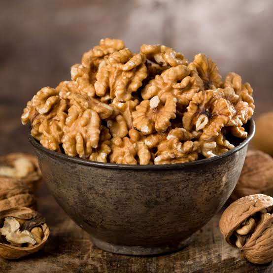 Did you know ???

🔸walnuts have around 3.5 nanograms/gram of melatonin, 

🔸the hormone that sets your biological clock &amp; brings on sleep !!

 🔸Melatonin is also one of the body's most powerful antioxidants. 

#Nutrition