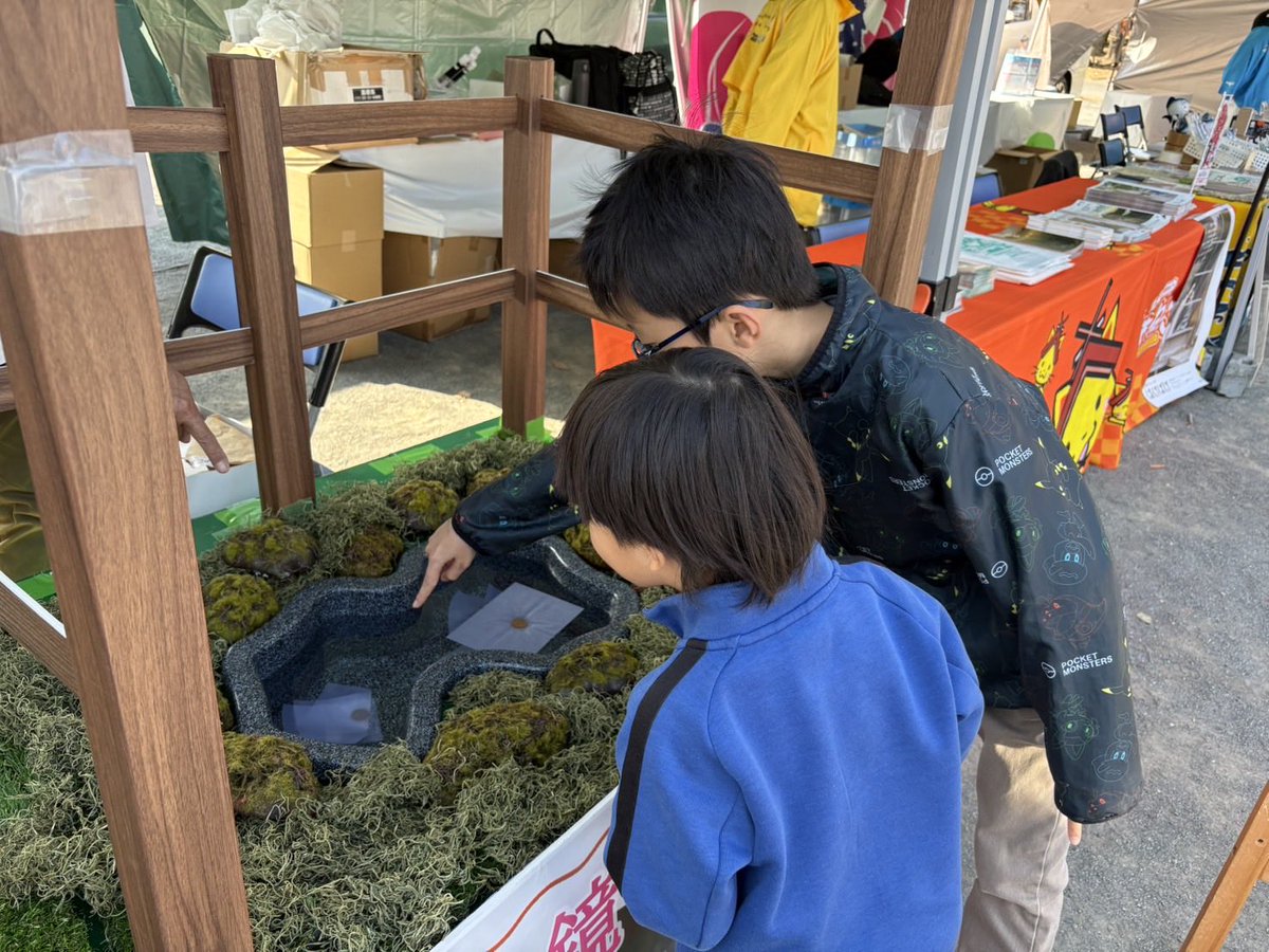 jk6dhpf's tweet image. 静岡市の駿府城公園で #水縁祭 に出展中✨

今日と明日の2日間🎉 #八重垣神社 の #鏡の池占い 体験もできますよー‼️

#小泉八雲 ゆかりの地 #焼津市 のみなさんも出展しています👍

松江の和菓子も販売中🍡ぜひぜひお越しくださいませー👻

#あげそげばけ
#ばけばけ
#アゲアゲアゲ
#やいちゃん