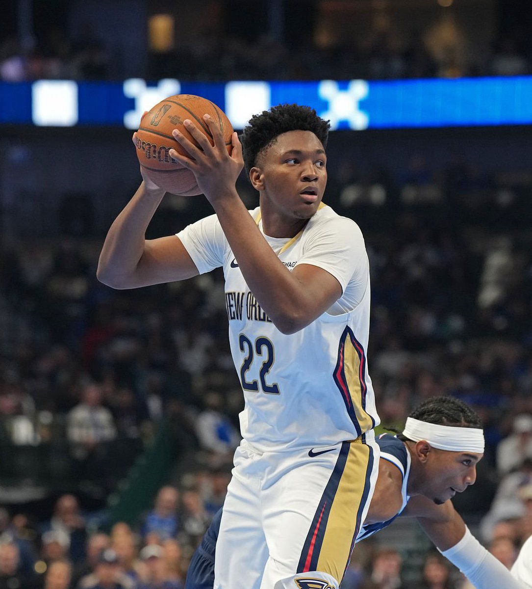 UsherNBA's tweet image. Derik Queen&apos;s 11 assists tonight are the most by a rookie center since Brad Daugherty in 1987 

He becomes the youngest center ever to register 20+ points and 11+ assists 

(h/t @stathead)