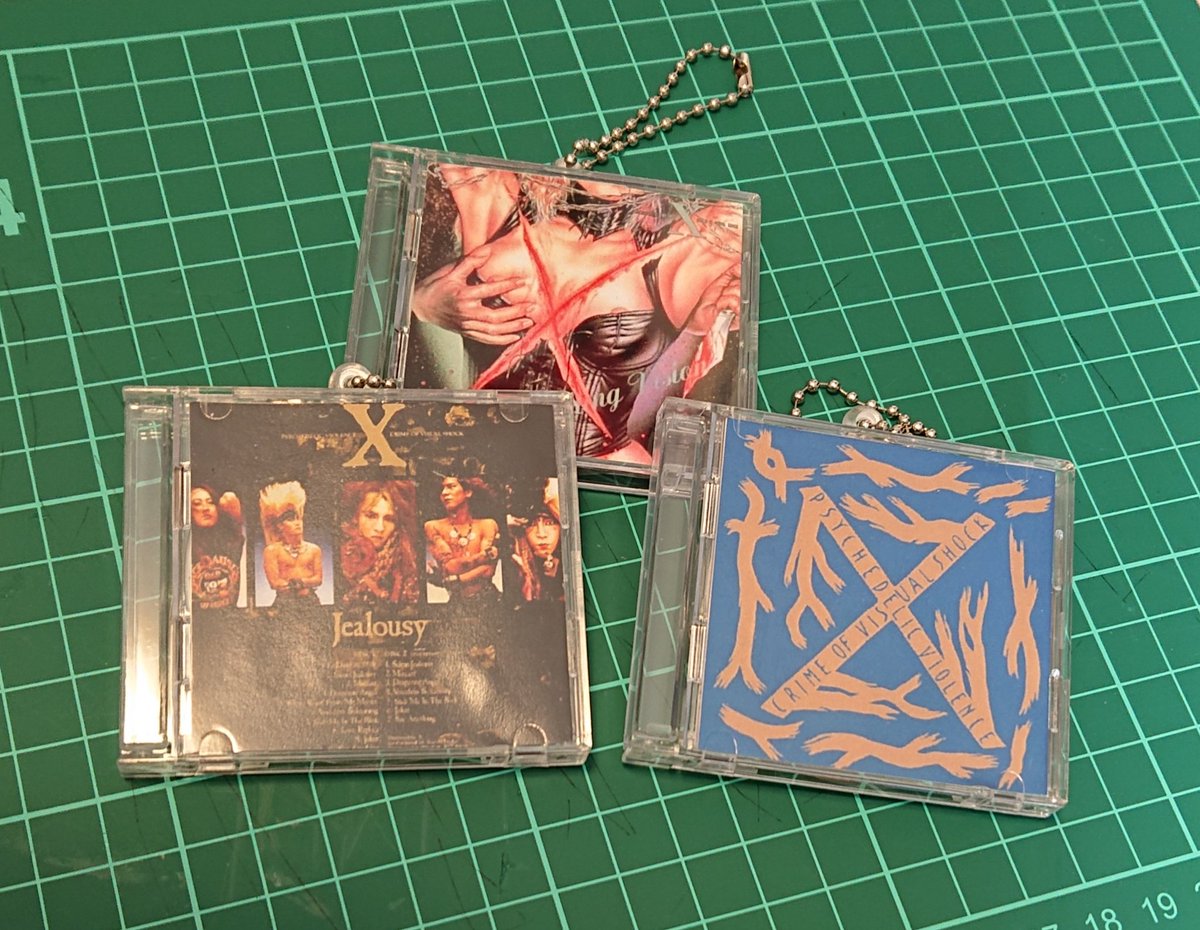 ダイソーのCD風キーホルダーでXのアルバムジャケット風キーホルダー