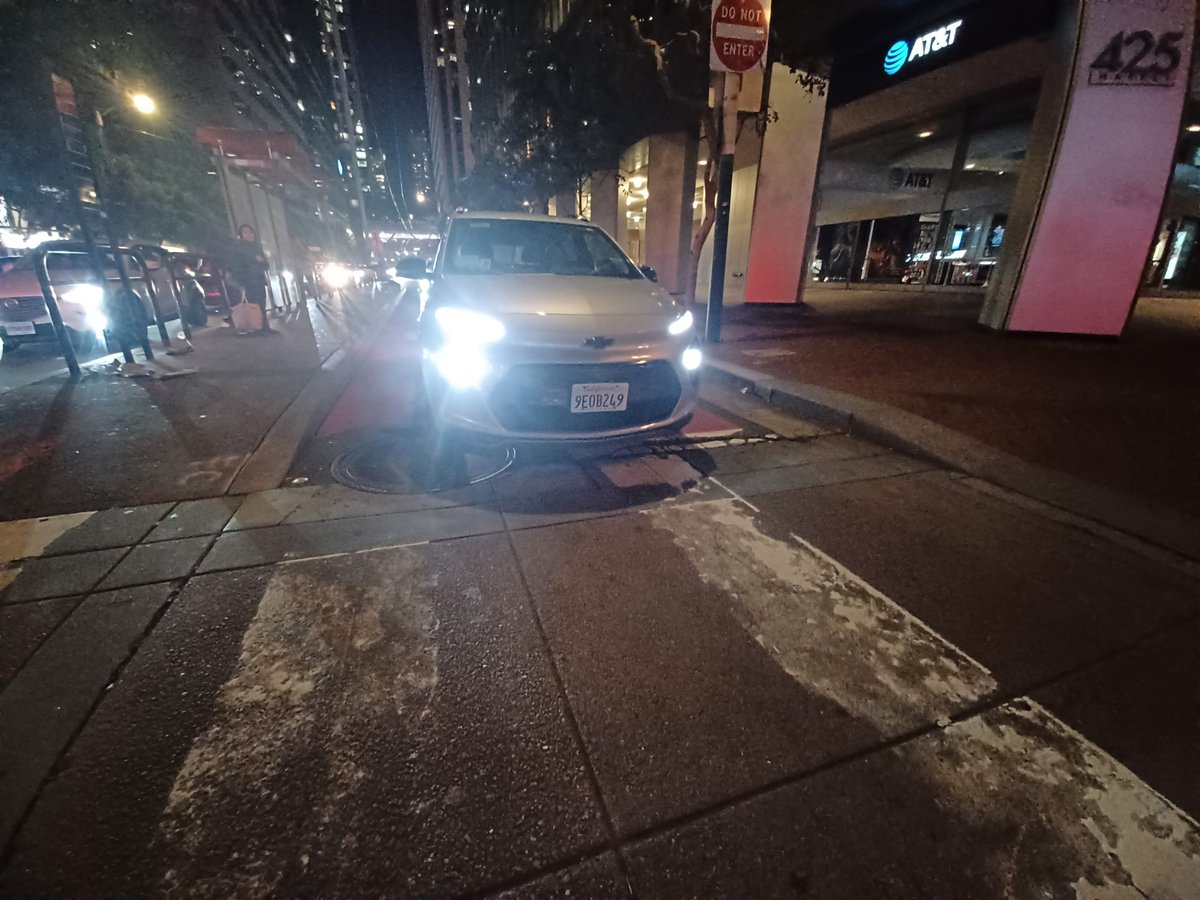 An Uber/Lyft about to make an illegal turn onto Market Street. <a href="/DanielLurie/">Daniel Lurie 丹尼爾·羅偉</a> <a href="/SFPD/">San Francisco Police</a> <a href="/aniccia/">John Berry (aniccia.bsky.social)</a> <a href="/sfcta/">San Francisco County Transportation Authority</a> <a href="/SFMTA_Muni/">SFMTA</a> <a href="/californiapuc/">California PUC</a> <a href="/CA_DMV/">CA DMV</a>