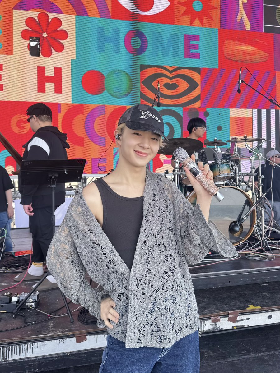 ‘นุนิว’ <a href="/CwrNew/">NuNew</a> ในช่วง Sound Check ในงาน BEACH BOYS CONCERT 2025 🏖️✨ 

ฝากทุกคนส่งกำลังใจให้ด้วยนะคะ แล้วเจอกันเย็นนี้น้าา 🫶🏻

#NuNew #DMDMUSIC