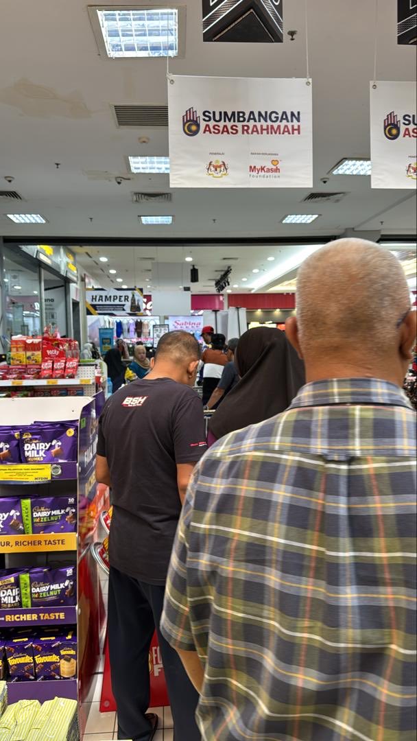 kasorrga's tweet photo. Boss ⁦⁦@ameermydin⁩ 
Tolong tgk sikit Mydin Sungai Petani… org ramai, kaunter buka sikit ja 😭😭😭 https://t.co/vkVWa50d2w