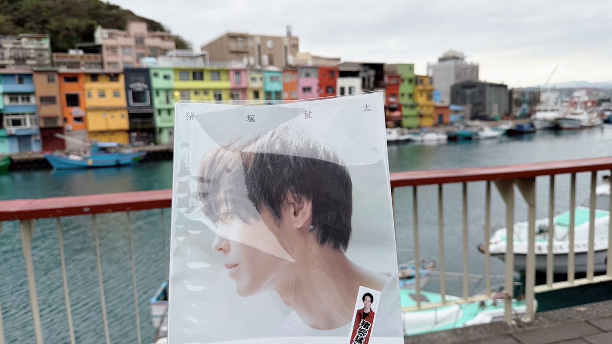 ilovepurinhk's tweet image. 正濱漁港に到着しました✨
ホットドッグのバス停がとってもかわいい💖

#猪塚健太写真集
#猪塚健太