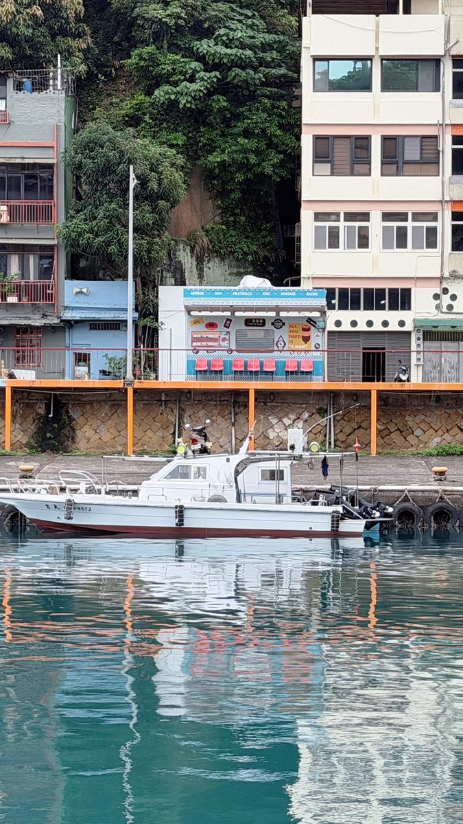 ilovepurinhk's tweet image. 正濱漁港に到着しました✨
ホットドッグのバス停がとってもかわいい💖

#猪塚健太写真集
#猪塚健太