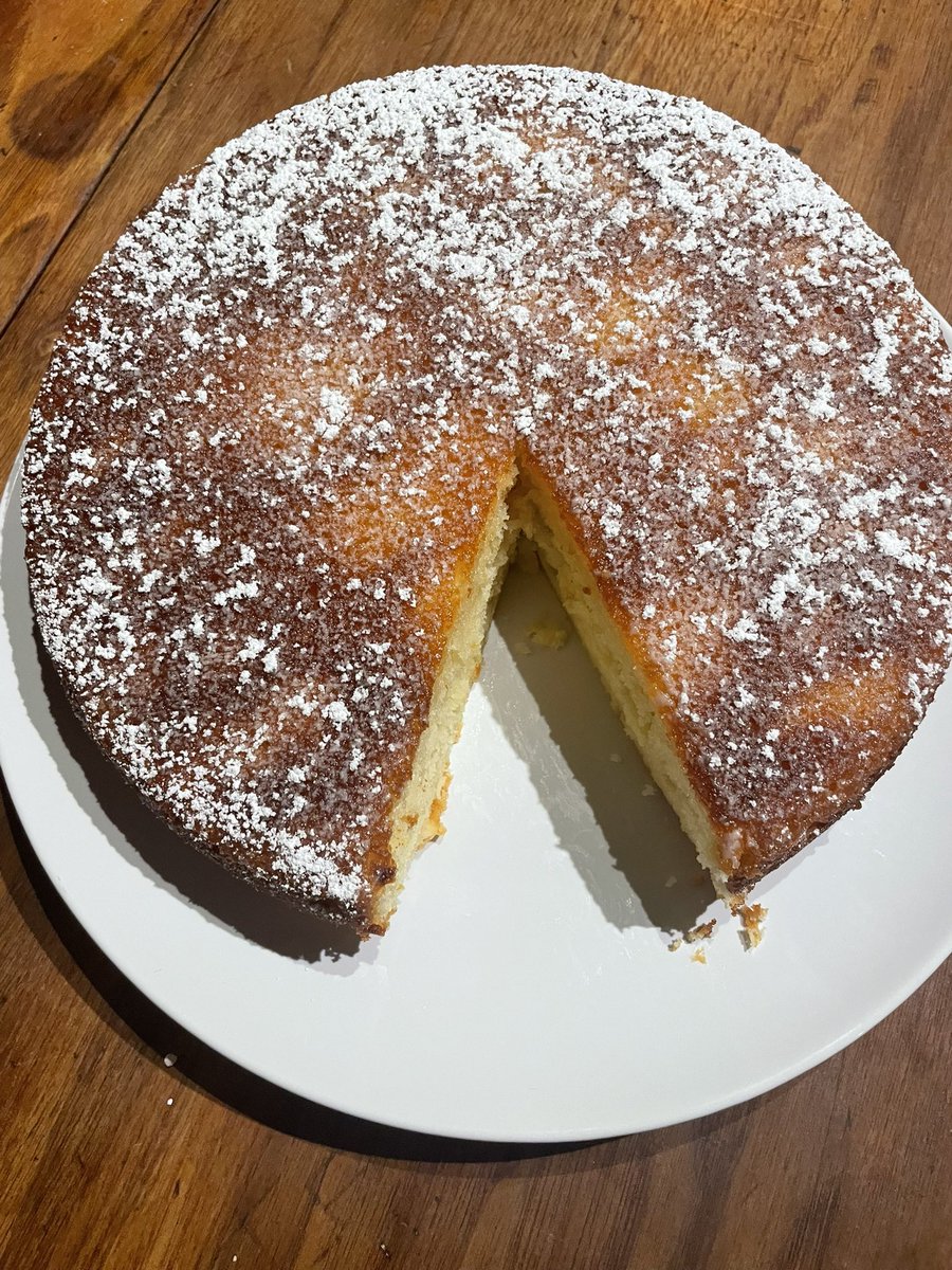 I made a yogurt lemon cake 🍋 Ooooooooooh it is so good 😋