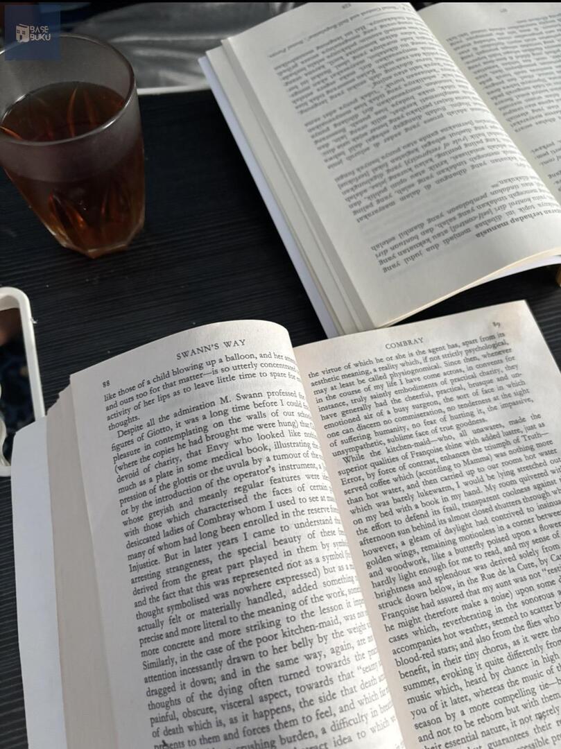 Baca bareng mas bojo gotta be my favourite activity of all time ☝🏼😺 📚