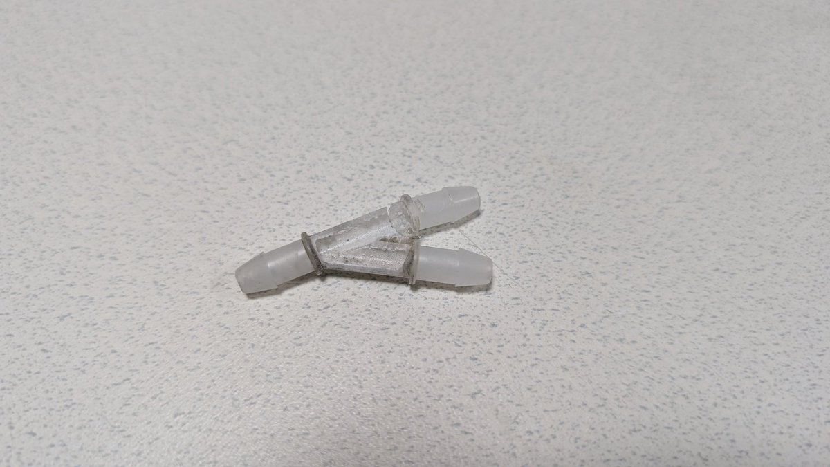 morippeSOS's tweet image. 初期型でよく起きてるウインドウォッシャーの分岐部破損。見事に発生したので改良品に交換。こんなきれいに上半分だけ崩れるかね。