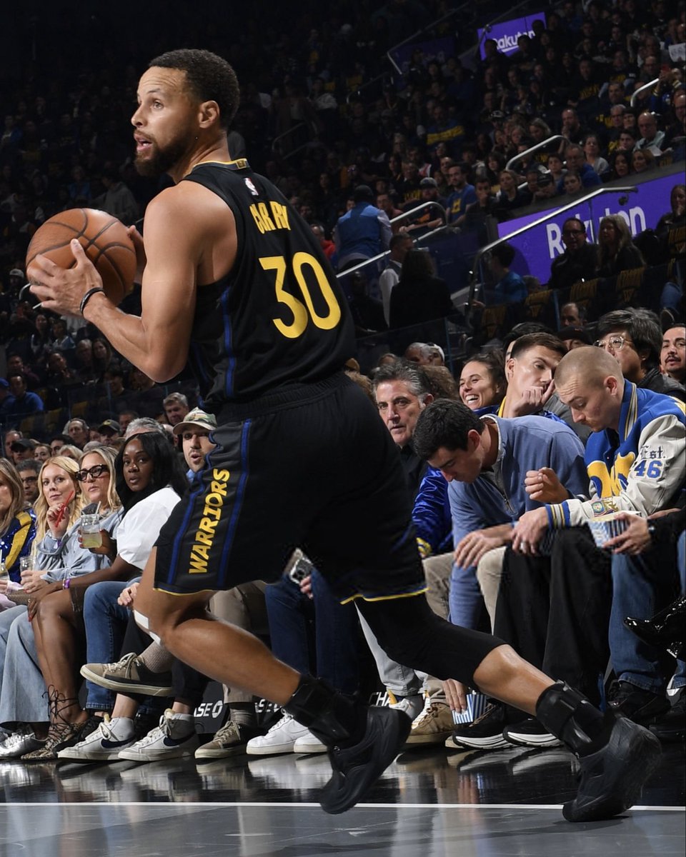 SoleRetriever's tweet image. Not just warmups — Steph Curry is playing in Jimmy Butler’s Li-Ning JB 4 “Dark Knight” signature shoe 🦇

First time in sneaker free agency that Steph didn’t switch back to Curry Brand shoes for the game.