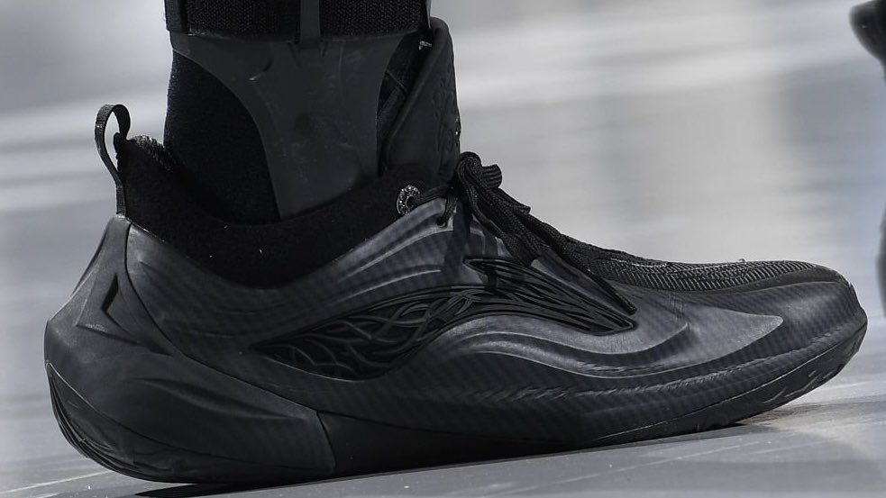 SoleRetriever's tweet image. Not just warmups — Steph Curry is playing in Jimmy Butler’s Li-Ning JB 4 “Dark Knight” signature shoe 🦇

First time in sneaker free agency that Steph didn’t switch back to Curry Brand shoes for the game.