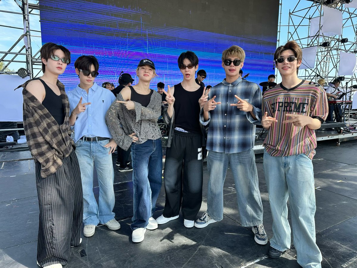 ภาพรวมความน่ารักที่ดิฉันต้องเจอวันนี้ค่ะ บรรยากาศดีมาก แดดออกแต่ลมเย็นสบาย วิวสวบติดทะเล ไม่ได้พิมพ์ผิดค่ะ สวบจริงๆ แซ่บแน่นอนวันนี้🔥
#NuNew #DEXXth
#BEACHBOYS2025