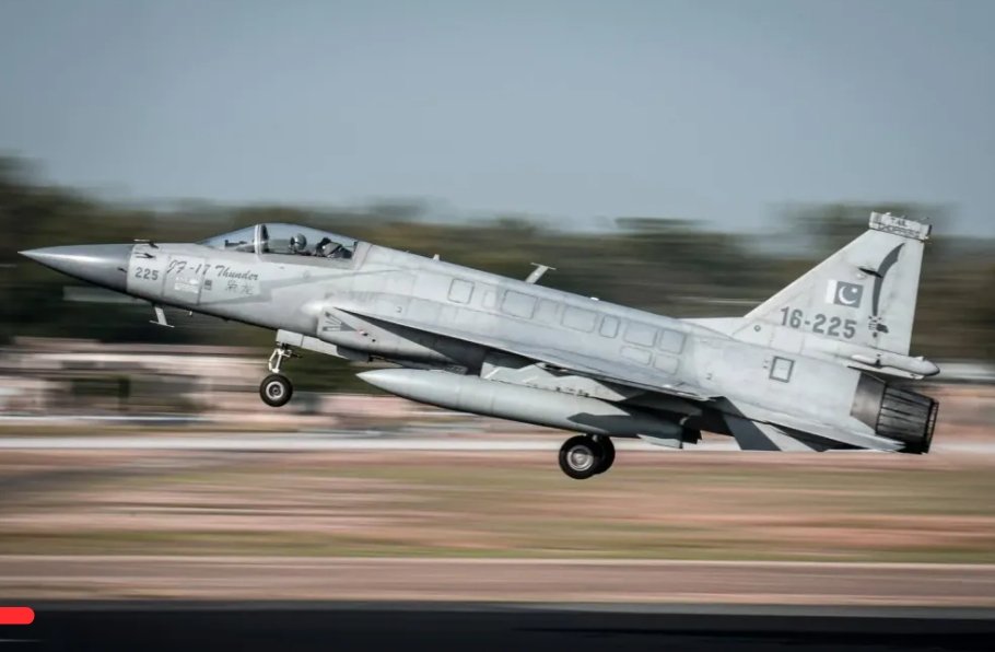 SW_Defender's tweet image. JF17 is signing new MoUs in Dubai while Tejas is crashing in front of the world. One is rising in demand the other is falling from the sky.

#DubaiAirShow #Tejas