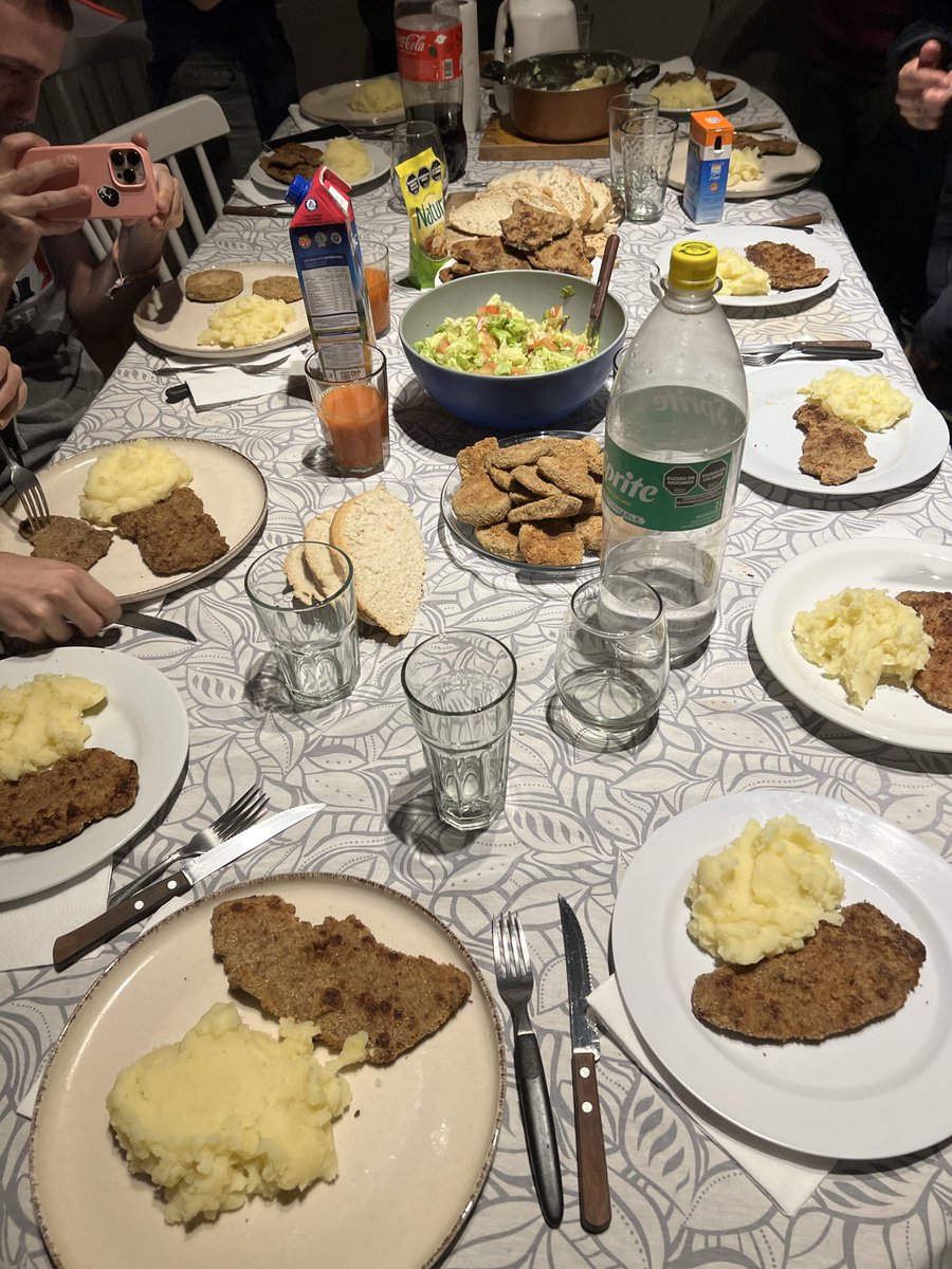 KismetCasa's tweet image. A family that eats together…