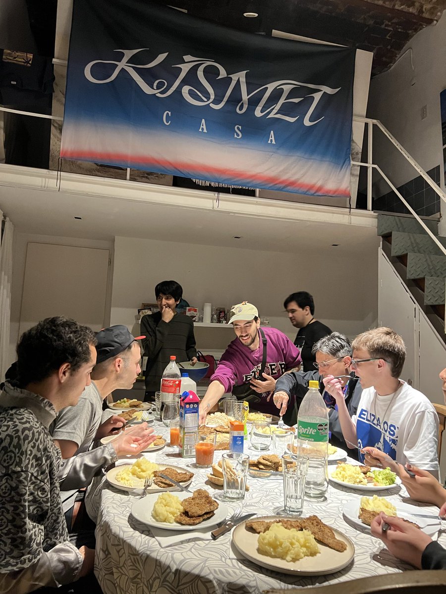 KismetCasa's tweet image. A family that eats together…
