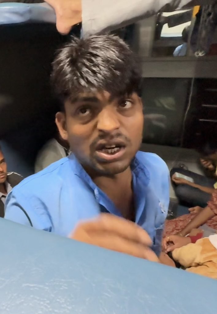 SaurabhKum86112's tweet photo. PNR:  4128835653 | Train: 12715 SACHKHAND EXP | Coach: S1/48

इस ट्रेन में हर चीज़ पर लगातार overcharging हो रहा है।
₹80 की Standard Thali ₹150 में बेची जा रही है।

कृपया इस पर तुरंत कार्रवाई करें।

@RailMinIndia @IRCTCofficial @RailwaySeva @drmmumbai @SCRailwayIndia https://t.co/XCbNCXU3F5