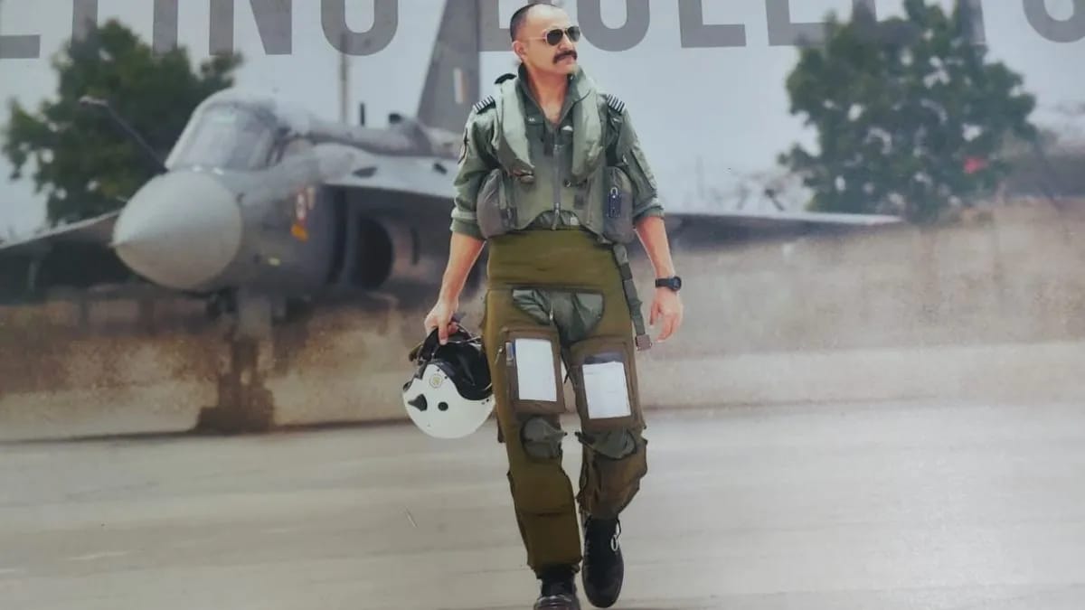 SiddharthaUA's tweet image. !! विनम्र श्रद्धांजलि!! 

दुबई एयर शो में स्वदेश निर्मित अत्याधुनिक तेजस लड़ाकू विमान के दुर्घटनाग्रस्त होने तथा भारतीय वायु सेना के एक जांबाज फाईटर पायलट नमांश स्याल (हिमाचल प्रदेश निवासी) के निधन की खबर अत्यंत दुखद है।

#NamanshSyal #DubaiAirShow #TejasAircraft
#Tejas