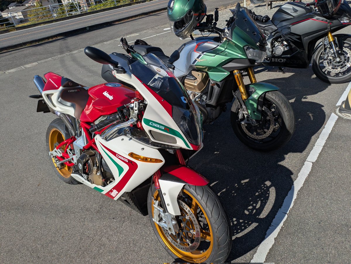 TESTAROSSA1199's tweet image. 今朝、トプモさんで私とほぼほぼ同じタイミングでモトグッチが🤭
イタリアンMT以来の再会でした。