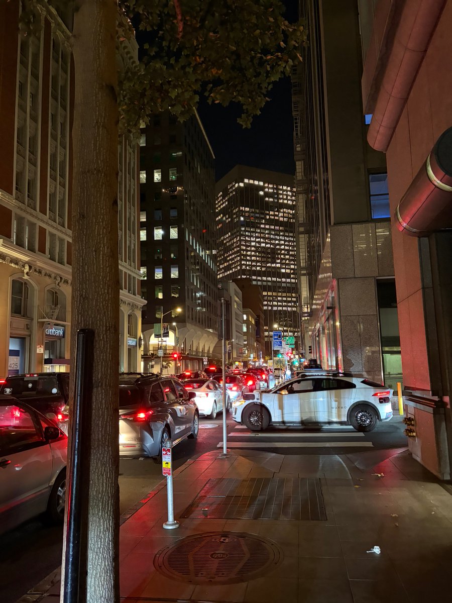 hahnbeelee's tweet image. nobody is gonna yield for this waymo 😬