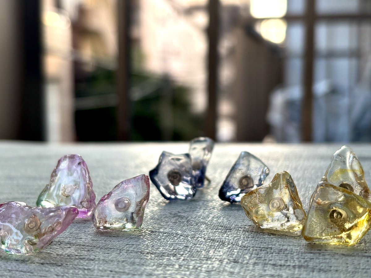 HanadaiMana's tweet photo. 文フリ東京限定・数量限定
💎芥川龍之介『蜘蛛の糸』ピンバッジ
💎太宰治『人間失格』ピンバッジ
💎三島由紀夫『金閣寺』ピンバッジ
https://t.co/4dbdCHg8dy

文フリ東京特別価格
💎夏目漱石『月が綺麗ですね。』リング
https://t.co/XyNisni9UW

#文学フリマ東京41 https://t.co/SVFBLCk9jY