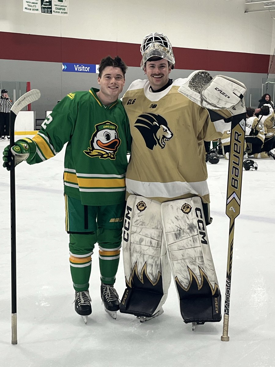 msbuckyb's tweet photo. Fun game between two former teammates!!  The beauty of hockey is the friends you make along the way and the respect given on and off the ice!!  @PNW_Hockey  @OregonHockey @osseohockey @OMGHA2k https://t.co/ZITDJUR4UO