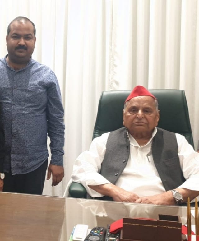 ManishPDA's tweet image. आज उन महान नायक की जयंती है,
जो गरीबों–मज़दूरों–किसानों की आवाज बने,

जो संघर्षों से उठकर उत्तर प्रदेश के तीन बार मुख्यमंत्री बने,
और देश की सुरक्षा का जिम्मा संभालते हुए भारत के  ऐतिहासिक रक्षा मंत्री भी रहे।

समाजवादी पार्टी के संस्थापक श्रद्धेय नेताजी मुलायम सिंह यादव जी केवल…