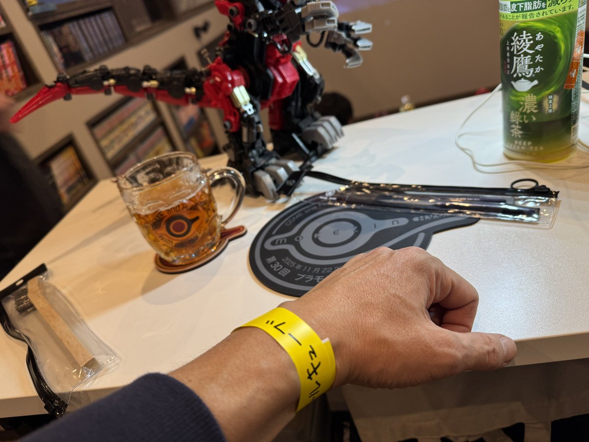 CubeGs's tweet image. 記念品のカッターマットとヤスリも受け取り、飲み放題もセット完了。
さて始めよう。

#バーチャロフセンター