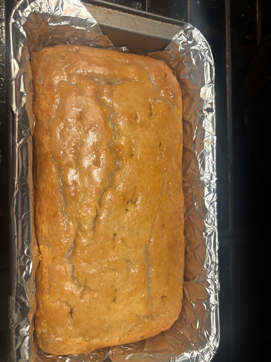 candeliciousnes's tweet image. waiting for this to finish cooling (+ for the drizzle to sink in) and then will ice it rainbownourishments.com/easy-vegan-lem…