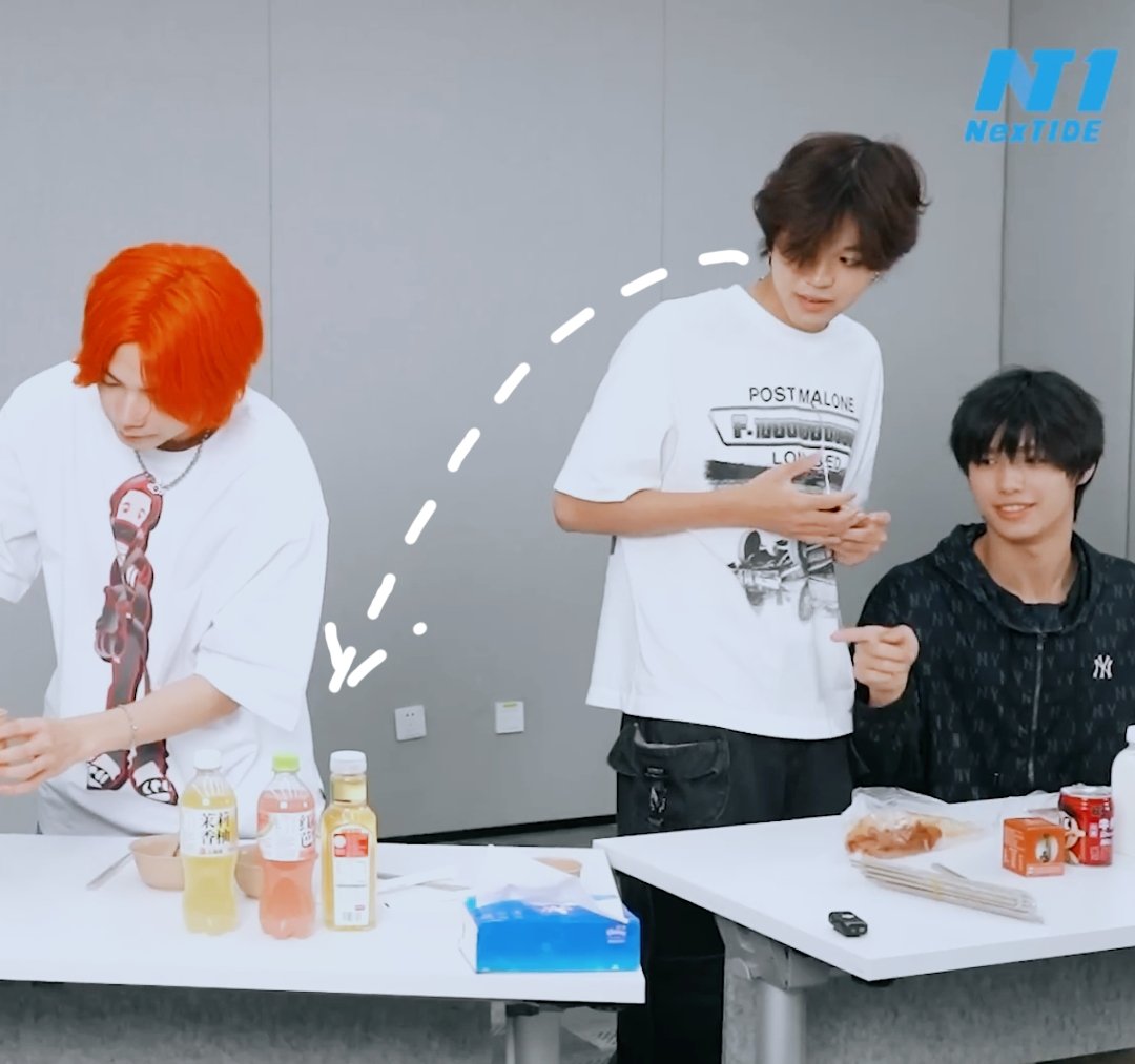 Qiao_yiyu's tweet image. น้องขอยืมน้ำชาแต่พี่ไม่ให้ น้องเลยไปขอให้พี่อีกคนช่วยยืม(?)มาให้หน่อย 
คำถามใครแสบสุดในสมการนี้ (10 คะแนน)
a) ฉง 😈
b) ไทโอ 💦
c) โอมาร์ 🤫
#NexT1DE #MakeTidewithNexT1de #NexT1DE_THIO #NexT1DE_XIONG #NexT1DE_OMAR