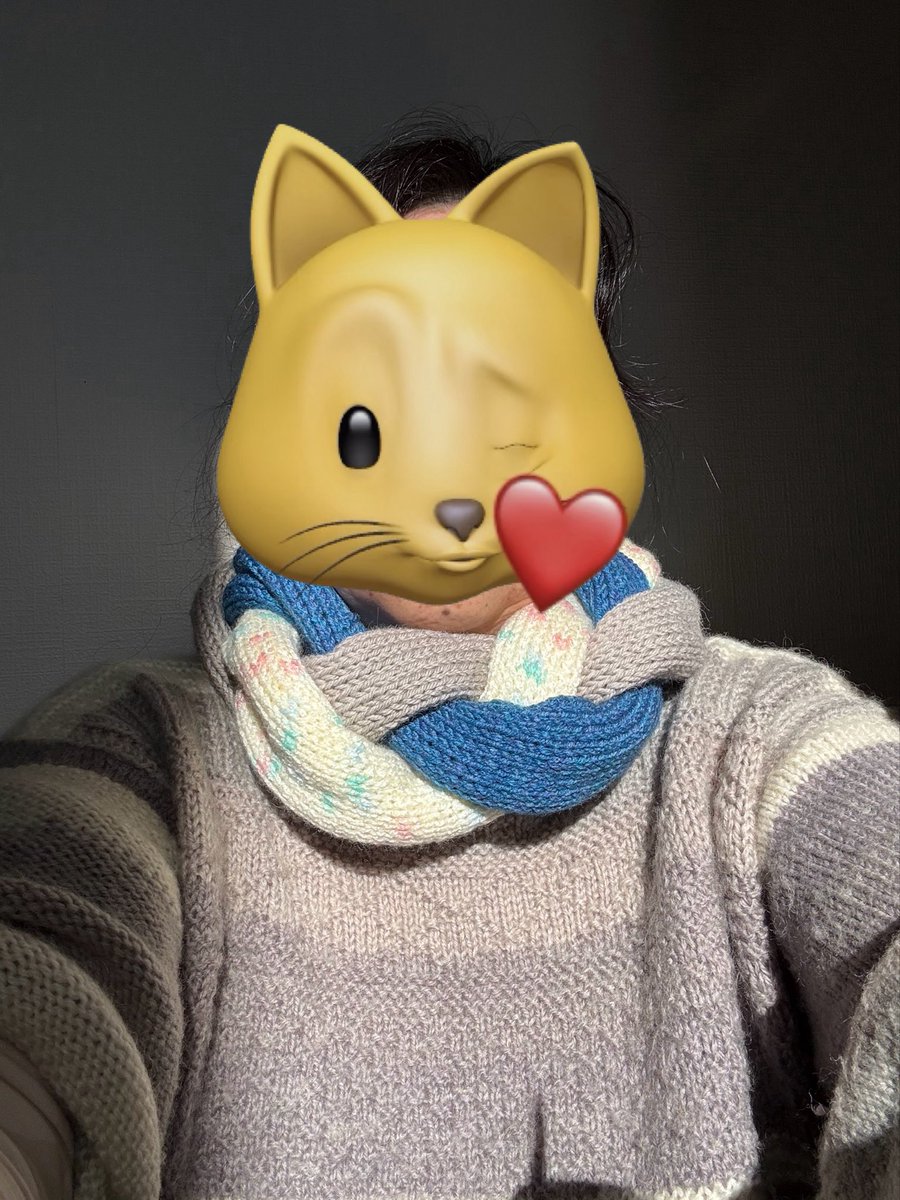 LNr6K2HcZdFfkno's tweet image. ねたろうちゃんの三つ編みスヌードを編んでみた😀
とりあえずすぐ欲しかったから　あみむめもで
機械編みメリヤスで編みました☺️
あったかーーーい😁