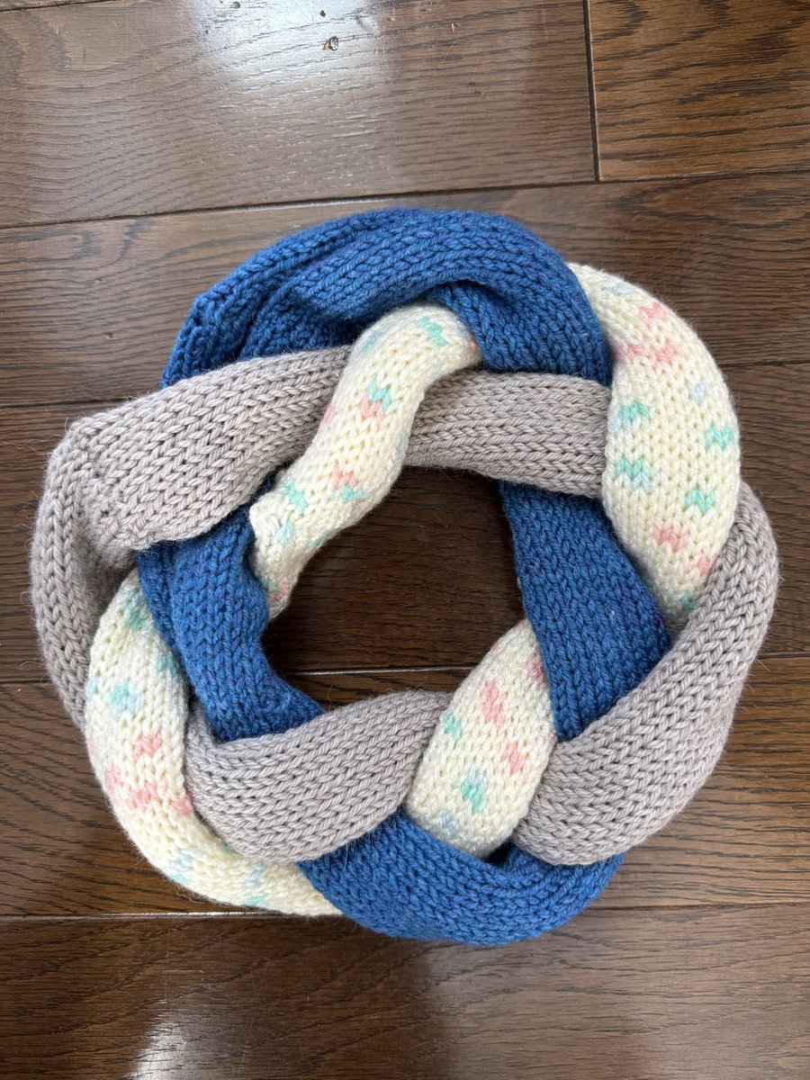 LNr6K2HcZdFfkno's tweet image. ねたろうちゃんの三つ編みスヌードを編んでみた😀
とりあえずすぐ欲しかったから　あみむめもで
機械編みメリヤスで編みました☺️
あったかーーーい😁