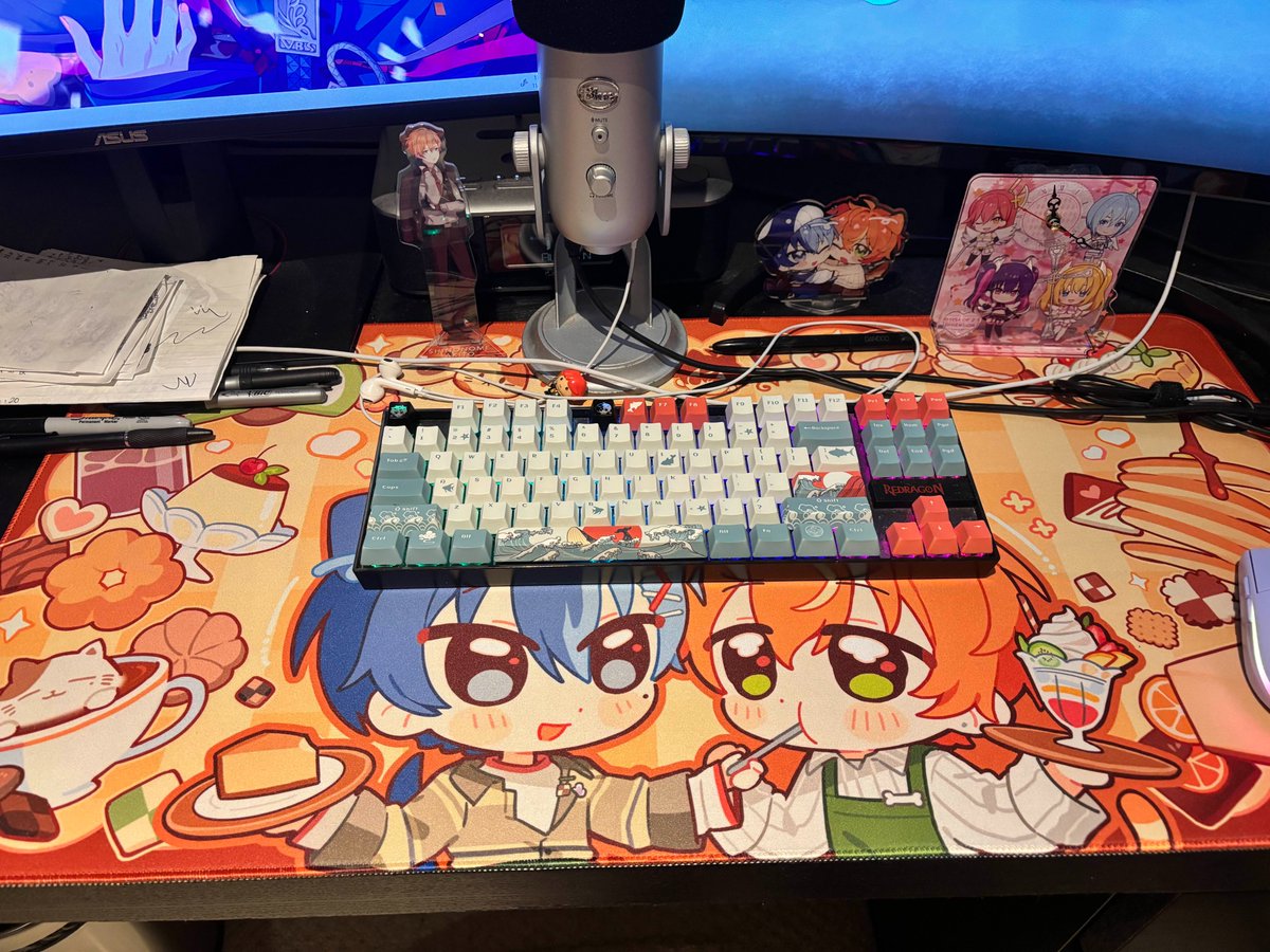 I sent my wallet to ER before the con even started but my Akitoya haul is very happy.
Also the deskmat from @/Nemururin is so amazing, my desk is now in Akitoya colors just like how it should be 😤👌