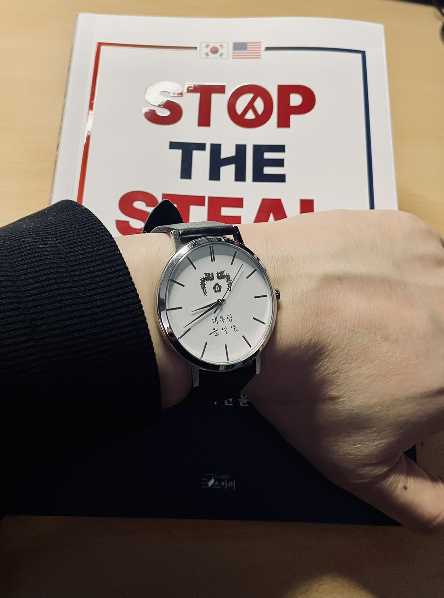 BtrBetrayer's tweet image. 애플워치 굳이 셀룰러 살 필요 없음
폰없이 워치만 차고 생활반경 밖으로 자주 가지 않는한.
오히려 셀룰러 + 와이파이 + 폰연결이 멀어지면
이녀석이 헷갈려서 갈팡질팡 접속이 잘 안됨
굳이 추가금 주고 셀룰러 구입했다가
전혀 쓸모없어서 그냥 GPS와이파이 모델로 변경

하지만 시계중의 시계는?