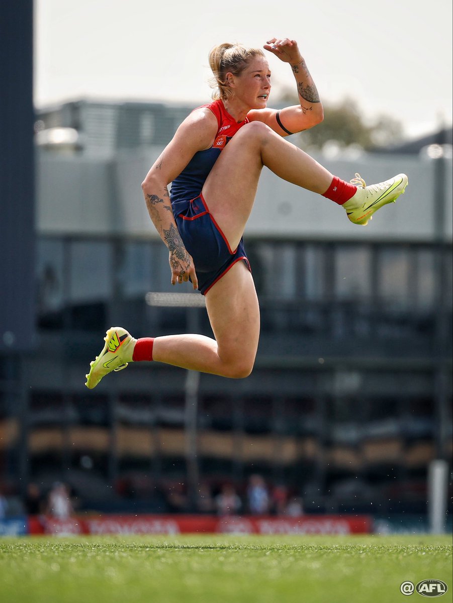 MichaelCWillson's tweet image. Still kicks like a girl 🔀 #AFLWFinals