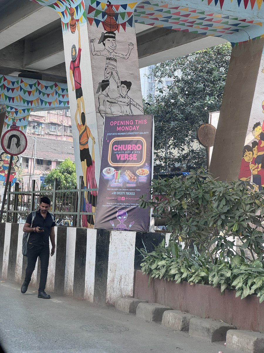CleanMumbaiMove's tweet photo. @mybmcWardGS pls get illegal hoardings removed from Lower Parel outside Phoenix Towers https://t.co/YSjbrkPANO