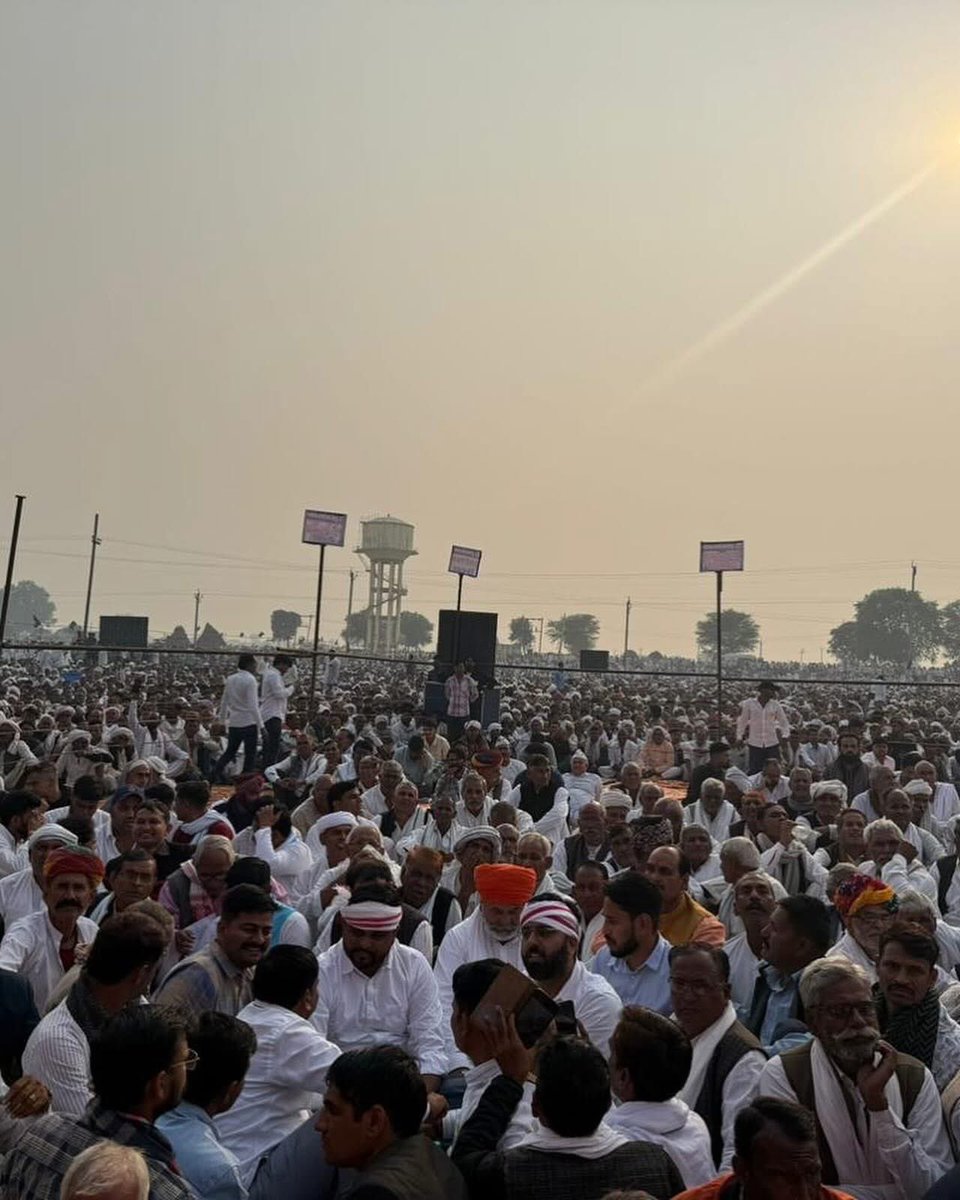 JitendraMeenaDU's tweet photo. जोडली, सपोटरा में डूंगरी बाँध के विरोध में आयोजित महापंचायत में जाजम पर BAP विधायक थावरचंद मीणा और आदरणीय राकेश टिकैत जी के साथ शिरकत की। https://t.co/JNqBY9hTzD