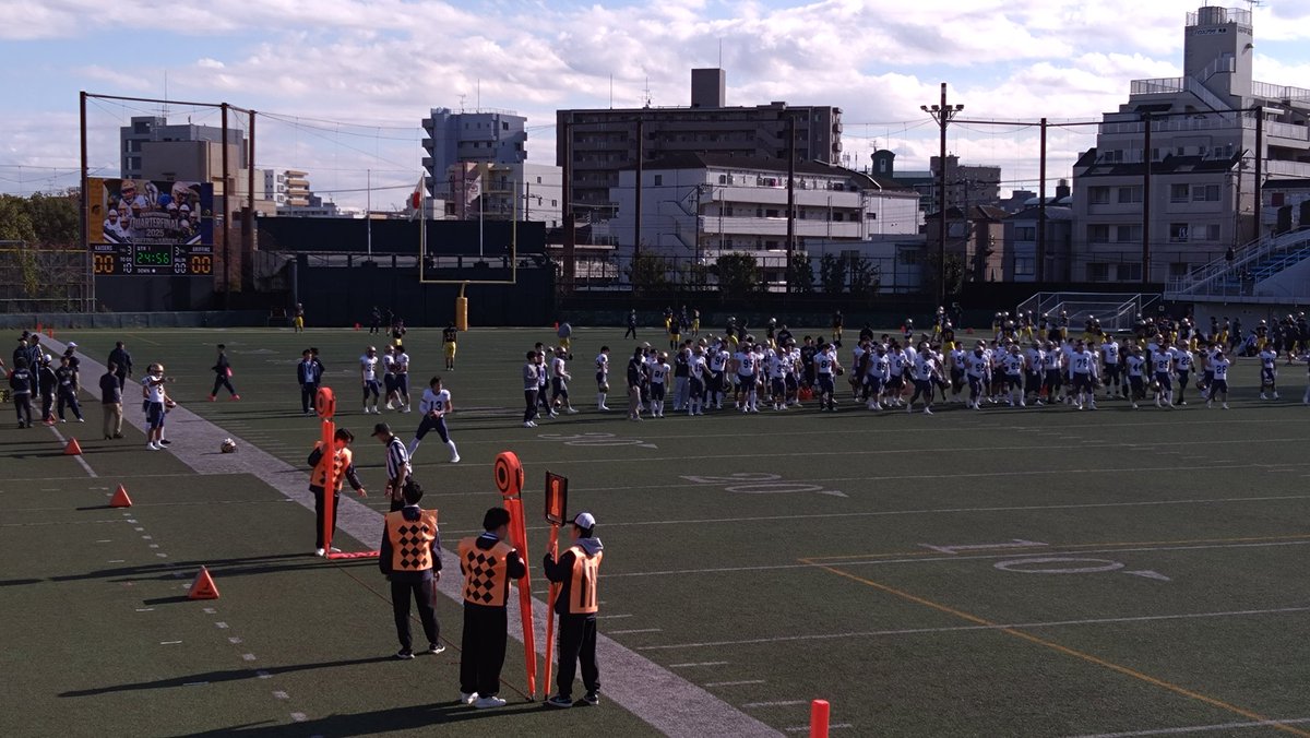 ssk_ssk's tweet photo. #全日本大学選手権 明治-関大です。今年の関大は春の関学戦と秋の近大戦に続いて3試合目。タイミングいいですね。 #kcfa #kcafa #kcafl https://t.co/P2z0KdI60c