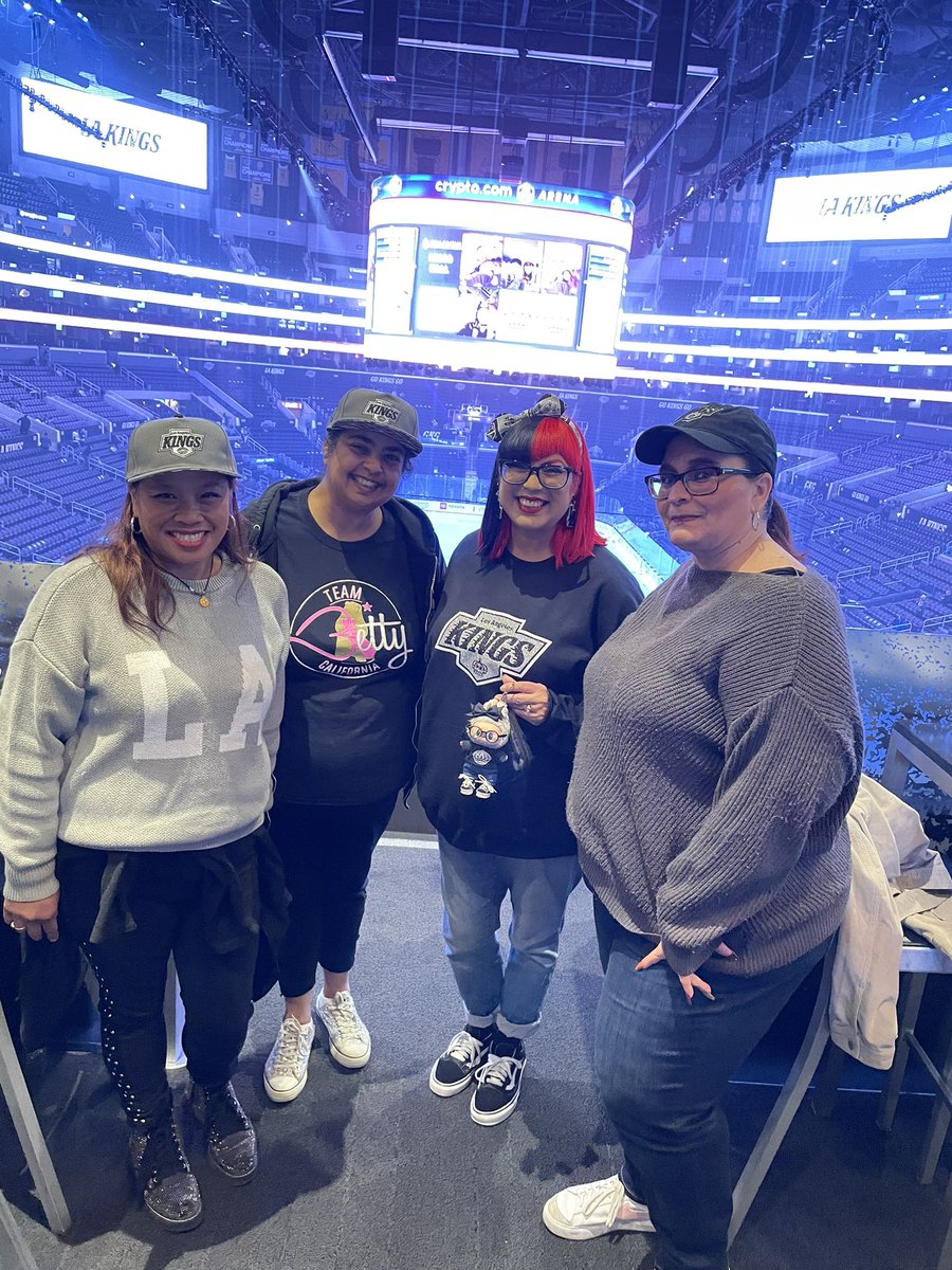 Sweetface35's tweet photo. @DonnieWahlberg @SonequaMG @CBS Missing the episode tonight we’re at the kings va bruins hockey game https://t.co/BE2lZgy2uc