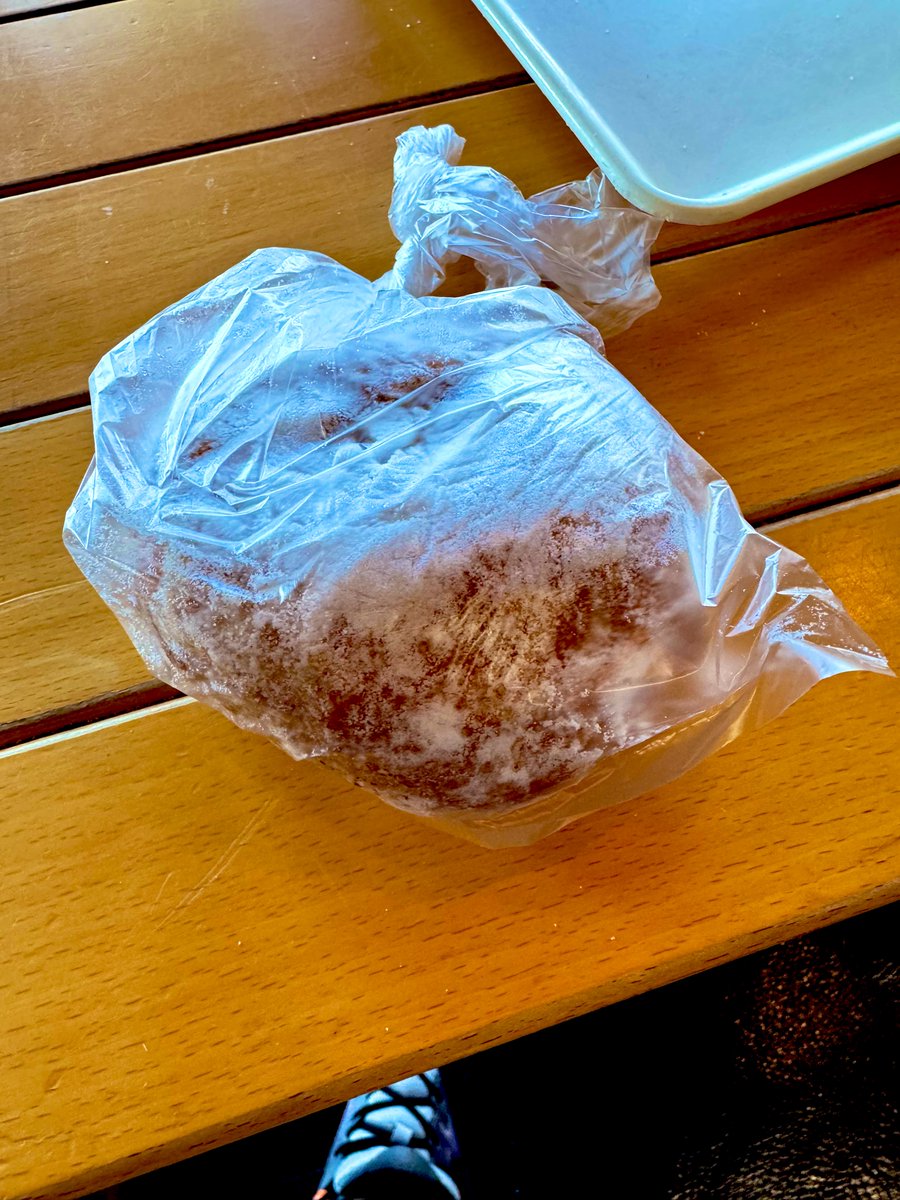 uu_uzuka's tweet image. 長丁場なお仕事現場では
カバンに砂糖たっぷりのあんドーナツを入れておくと
「私は何があっても糖分の塊を所持してるから大丈夫！」
というメンタルになれるライフハック(*´꒳`*)

今日11/22から3日間はアリオ鳳でのケーズデンキさんイベントで風船配布のお仕事してますー！
がんばるぞいっ！