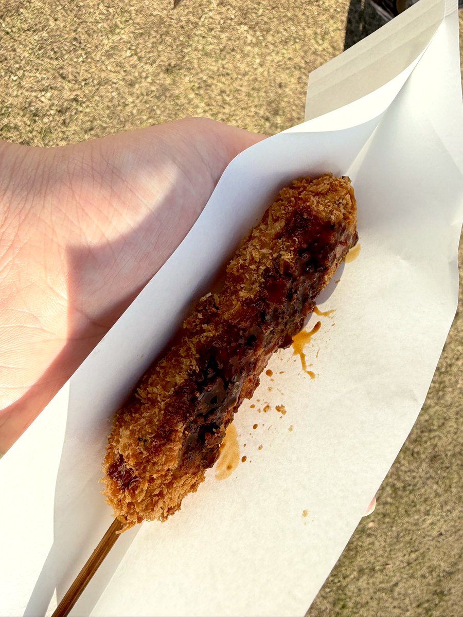 it921112's tweet image. 浜松城公園でやっている家康公祭2025に行ってきました🏯
家康公に縁のある各市町や飲食店のブースがあり、活気がありました🙌
夕焼けルビーや鰻の串カツ、鮎の塩焼きなどいろいろなグルメを満喫できて最高でした👍
浜松城公園のイベントはベビーカーで移動しやすいので助かります😭笑