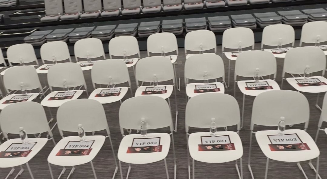 向雪片投放一颗跳动的心，翻涌着纯净明朗的序曲，与你共赴这场冬日之约！应援物会放在大家的座位上，希望大家喜欢。祝愿此次活动顺利圆满！😍

FAN SIGNING EVENT WITH POOM
#Poom1stFansignatNingbo