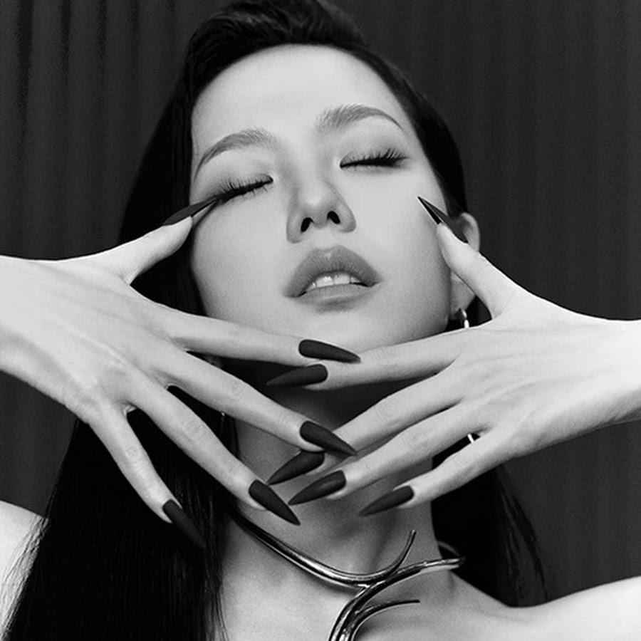 tweetbrandon's tweet image. #kpop #profiles 

Jisoo (BLACKPINK) 
Instagram Followers: ~79.9M
Birth name: Kim Ji-soo
Birth date: January 3, 1995
Birth place: Gyeonggi-do, South Korea
Height: 162 cm
Blood type: A

Occupation: Singer, actress
Instruments: Vocals
Genres: K-pop
Group debut: August 8, 2016