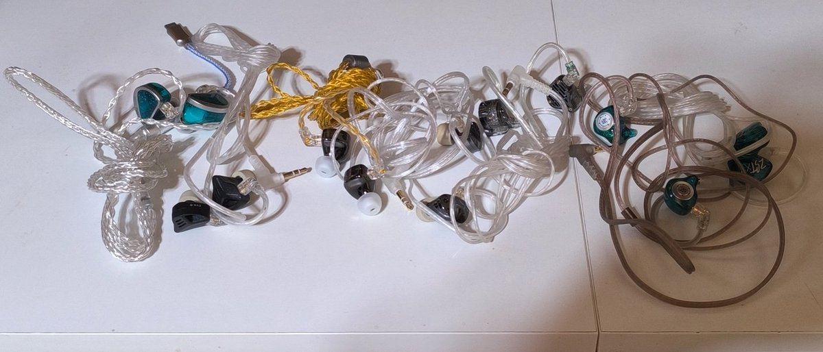 KZの中華イヤホンまとめて売ります。 3つ以上からお買い上げ可能です