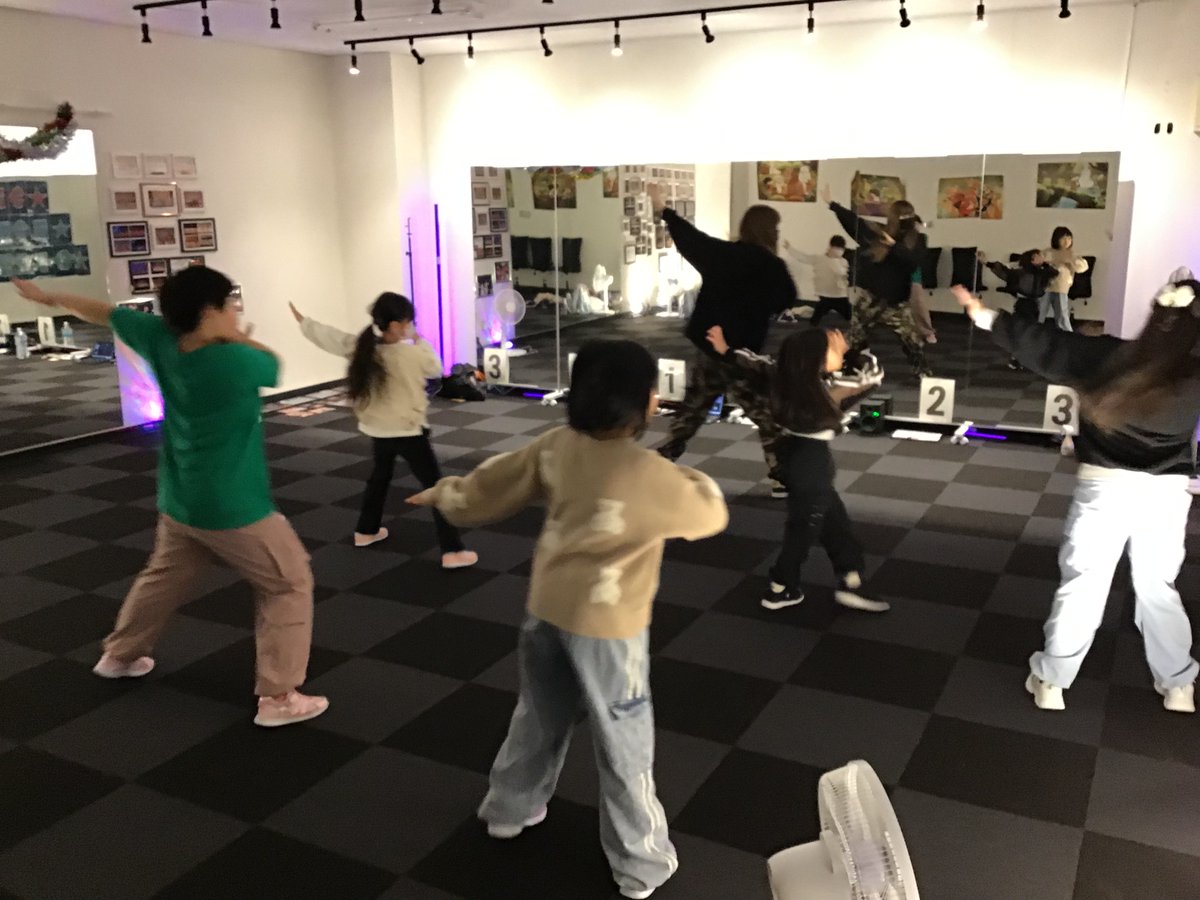 kodomodaigaku's tweet image. ／
　こんにちは☀
　#こども大学えべつキャンパス です🧸
＼

今日の授業は…

★ #デジタルプログラミング #PROC
★ #ロボットプログラミング #KOOV
★ #3DCG
★ #動画制作 ゼミ
★ #ダンス ゼミ

本日も盛りだくさんです🎵