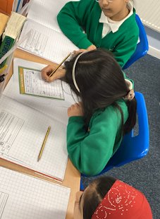 FarnhamGreen's tweet image. This week in Science, we explored different materials and how they change. We also investigated how heating, cooling, bending, or stretching can change materials - just like real scientists and engineers! #strivingforexcellence #aspiration #resilience