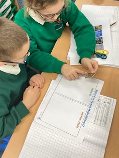 FarnhamGreen's tweet image. This week in Science, we explored different materials and how they change. We also investigated how heating, cooling, bending, or stretching can change materials - just like real scientists and engineers! #strivingforexcellence #aspiration #resilience