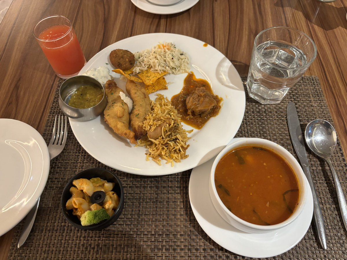 RIG90546070's tweet photo. 普通にインドのホテル飯うますぎて、5日で2kg太ったw https://t.co/AycoAWyMPe