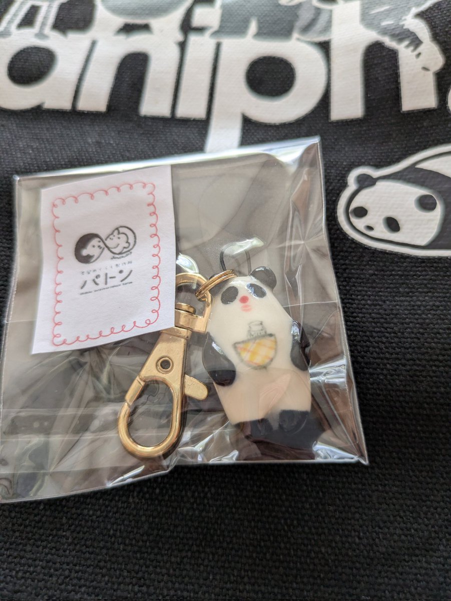 bwakasagi3's tweet photo. パンダパンダ（アクセサリのパンダのポッケに入ってるのはミルクだそうです）
#イオンマルシェ https://t.co/Wl2rO9IjIU