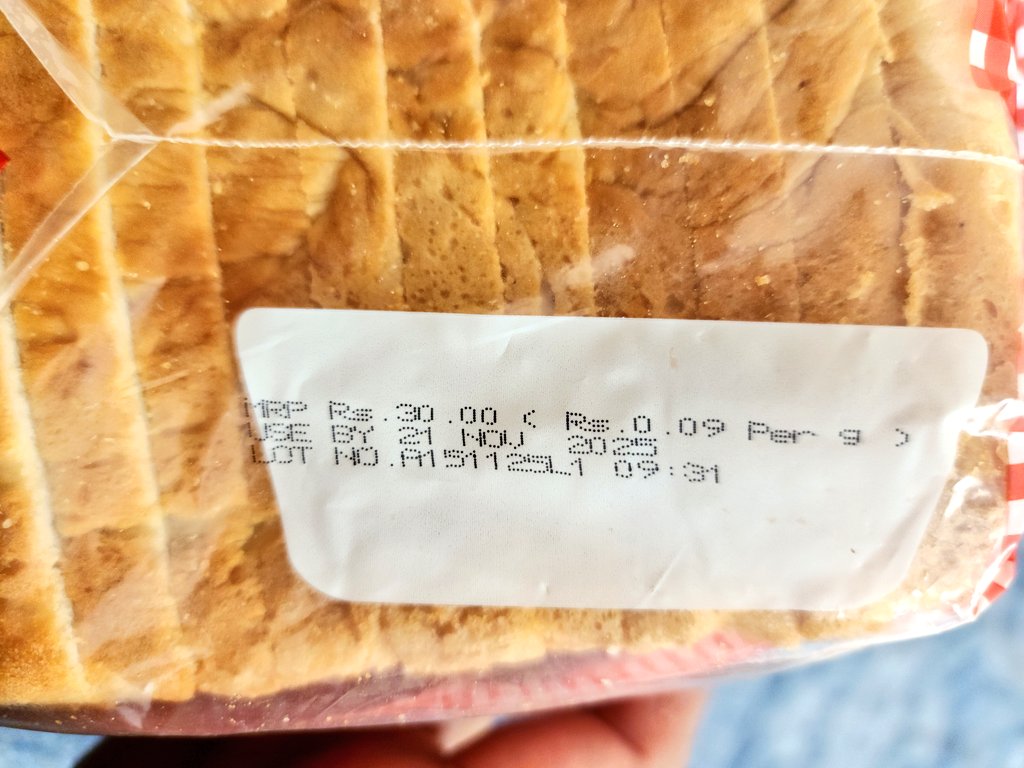 bigulchugh's tweet image. Today is 22nd Nov...
I just ordered one bread from #flipkart minutes. They sent the bread which is already expired as of yesterday.. 

But question is not about that... question about how this bread looks so fresh..  I opened up the bread and no signs of fungus or smell or…