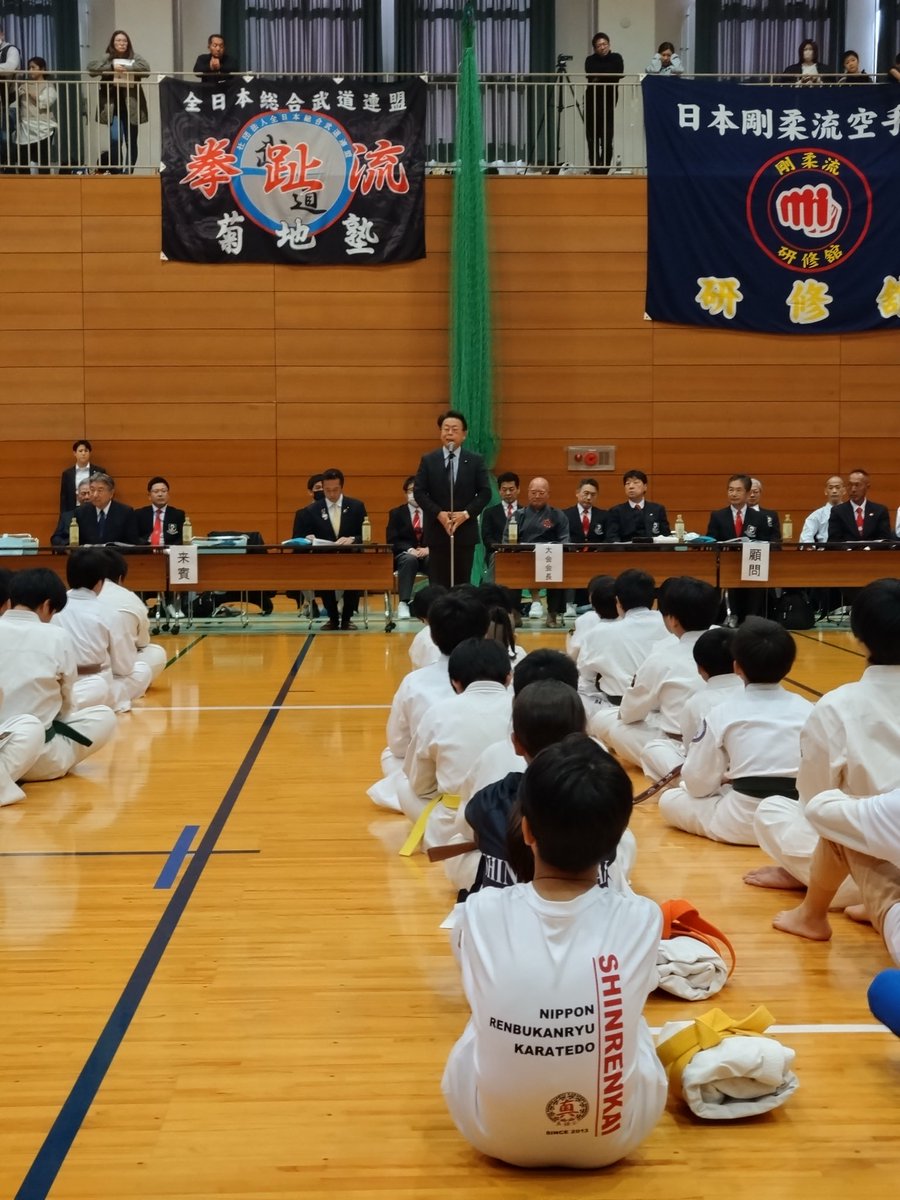 越谷市内で、日本剛柔流空手道会研修館空手道大会が開催されました。関東、東北から世代を超えて参加されました。組手や形に加えて、道着のたたみ方試合があるのが特徴です。礼節を重んじる同会ならではです。日頃の稽古の成果を発揮され、御奮闘を祈ります。