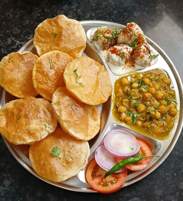 "आज का स्पेशल प्लेटर 😍 गरमा-गरम पूड़ी, चने, दही भल्ले… बस दिल खुश हो गया! 🤤✨"

#Foodie #IndianFood #PuriChole #DahiBhalla #Homemade #Tasty #FoodLover